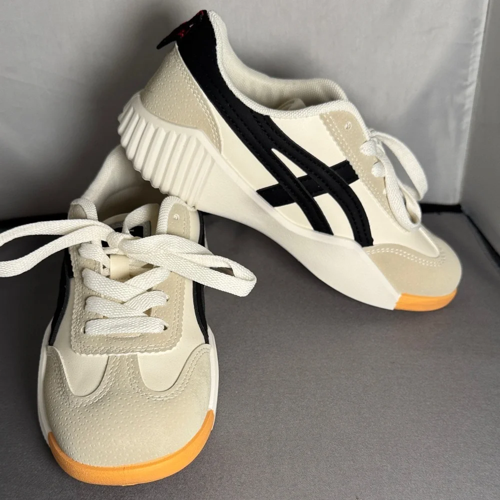 De Florence b‎ kids shoe size 35/4 Cream and Black Sneakers with Orange Accents